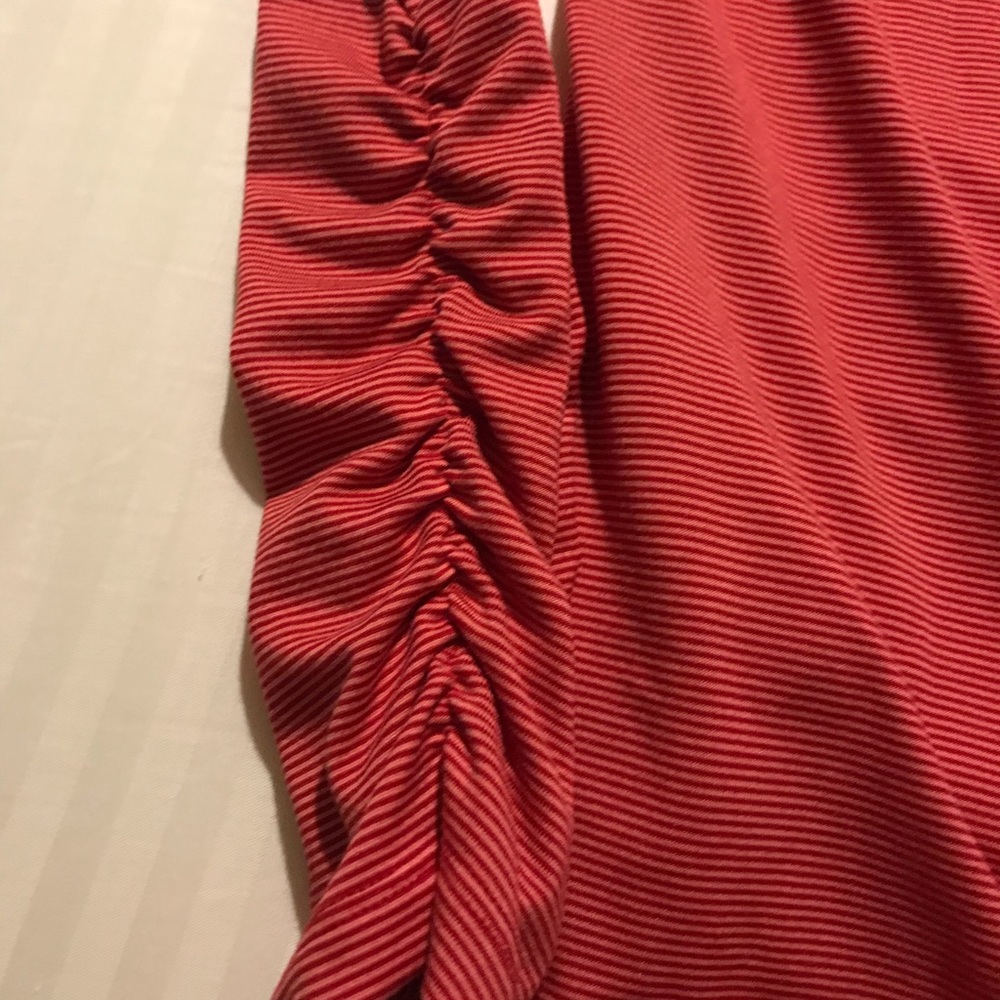 Workout top - Picture 2 of 3